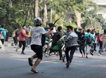 Dalam rekaman yang beredar, terlihat segerombolan remaja berkendara menggunakan motor dan terlibat aksi tawuran dengan kelompok lain yang sedang berkumpul di lokasi tertentu.
