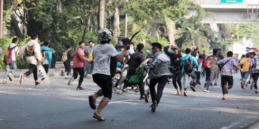 Dalam rekaman yang beredar, terlihat segerombolan remaja berkendara menggunakan motor dan terlibat aksi tawuran dengan kelompok lain yang sedang berkumpul di lokasi tertentu.