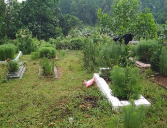 Selain membersihkan makam dan berdoa, beberapa peziarah juga menyempatkan diri untuk bersedekah kepada penjaga makam dan warga sekitar.