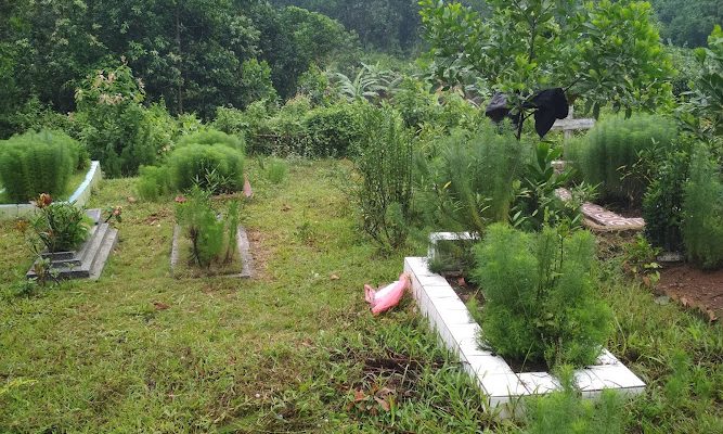 Selain membersihkan makam dan berdoa, beberapa peziarah juga menyempatkan diri untuk bersedekah kepada penjaga makam dan warga sekitar.