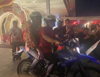 Perjalanan Hary dengan motor trail berlangsung lancar, diikuti rombongan pengawalan di belakangnya. Aksi ini pun menarik perhatian warga yang menyaksikannya, menciptakan momen unik di tengah suasana resmi festival.