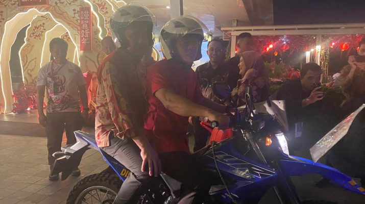 Perjalanan Hary dengan motor trail berlangsung lancar, diikuti rombongan pengawalan di belakangnya. Aksi ini pun menarik perhatian warga yang menyaksikannya, menciptakan momen unik di tengah suasana resmi festival.