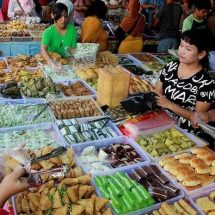 Setiap bulan Ramadan, permintaan takjil selalu meningkat, Mulai dari es buah yang segar hingga gorengan yang gurih, semua menjadi incaran banyak orang menjelang berbuka puasa,