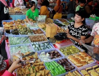 Setiap bulan Ramadan, permintaan takjil selalu meningkat, Mulai dari es buah yang segar hingga gorengan yang gurih, semua menjadi incaran banyak orang menjelang berbuka puasa,