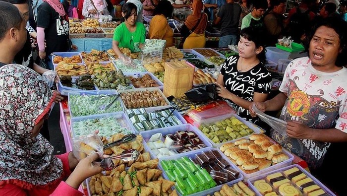 Setiap bulan Ramadan, permintaan takjil selalu meningkat, Mulai dari es buah yang segar hingga gorengan yang gurih, semua menjadi incaran banyak orang menjelang berbuka puasa,
