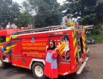 ibu hamil ngidam naik mobil damkar di bogor