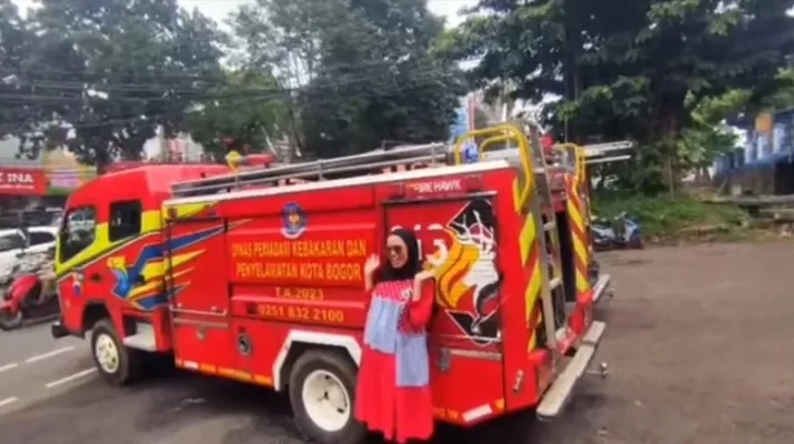 ibu hamil ngidam naik mobil damkar di bogor