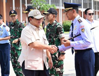 presiden prabowo turun ke sawah panen raya di majalengka