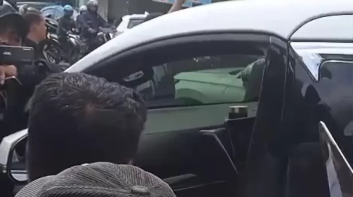 supir taksi hadang mobil dedi mulyadi di puncak