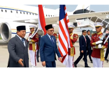 Hangat dan Dekat, Prabowo Sambut Anwar Ibrahim Lalu Semobil Menuju Istana