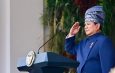 Presiden Prabowo Kenakan Tanjak Melayu Riau di Upacara Penurunan Bendera