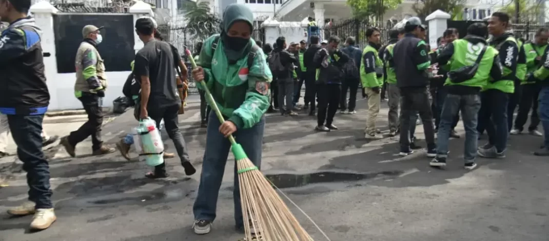 Ojol Gotong Royong Bersihkan Sisa Kericuhan di Bandung, Gedung DPRD Jawa Barat