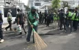 Ojol Gotong Royong Bersihkan Sisa Kericuhan di Bandung, Gedung DPRD Jawa Barat