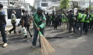 Ojol Gotong Royong Bersihkan Sisa Kericuhan di Bandung, Gedung DPRD Jawa Barat