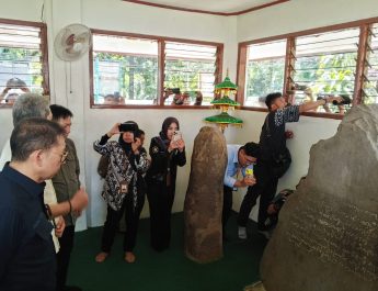 Menteri Kebudayaan ke Batutulis Bogor