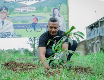 Jenal Mutaqin : Tanam Pohon