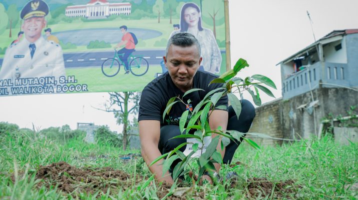 Jenal Mutaqin : Tanam Pohon