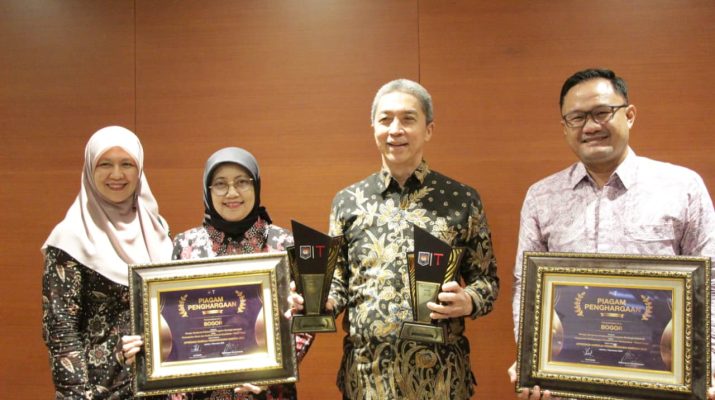 Wali Kota Bogor Dedie Rachim (kedua dari kanan) dan Kepala Dinas Kesehatan Kota Bogor Sri Nowo Retno (kedua dari kiri.