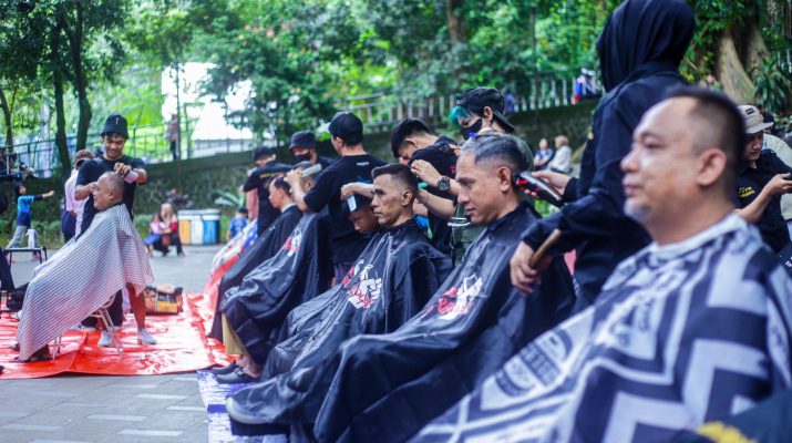 Cukur Bayar Seiklasnya, Aksi Ditengah Konser Donasi Warga Aceh dan Sumatra