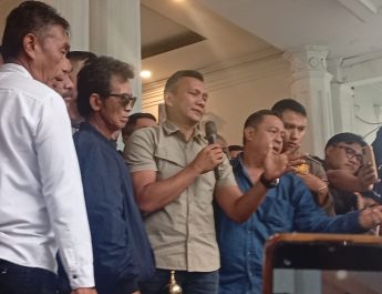 Jenal Mutaqin Temui Demonstran Angkot