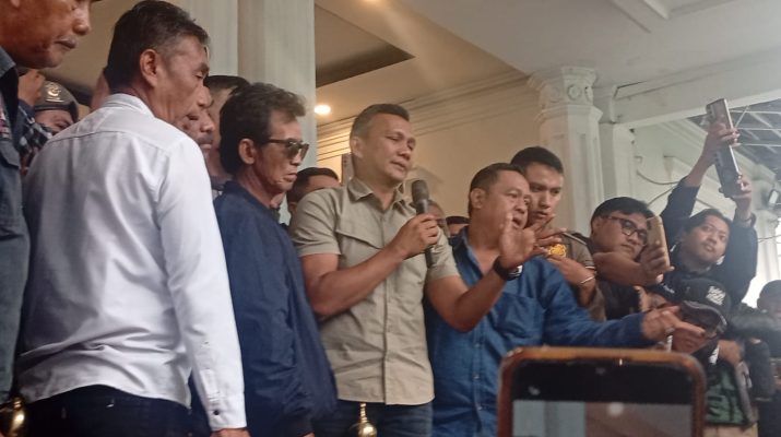 Jenal Mutaqin Temui Demonstran Angkot