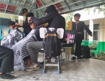 Cukur Rambut Untuk Anak Sekolah di SD Loji 2