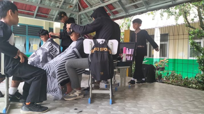 Cukur Rambut Untuk Anak Sekolah di SD Loji 2