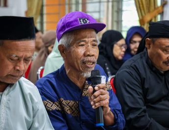 Bantuan Sembako untuk Lansia di Mulyaharja