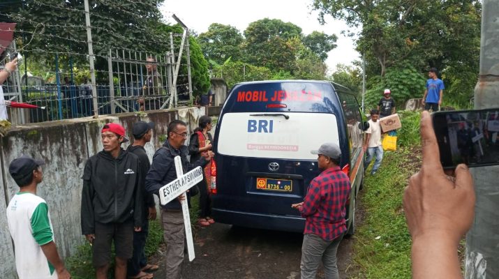 Ratusan Orang Menghantar Alm Eshter Ke Perisitrahatan Terakhir