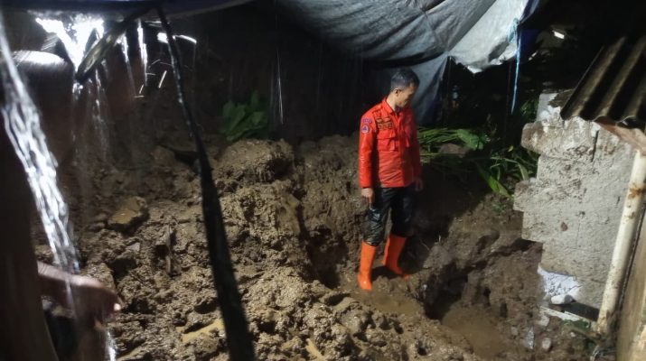 Evakuasi Korban Tanah Longsor di Bondongan Bogor Selatan