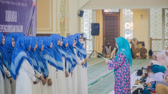 Yantie Rachim Lantik Pengurus Majelis Taklim Al Isra