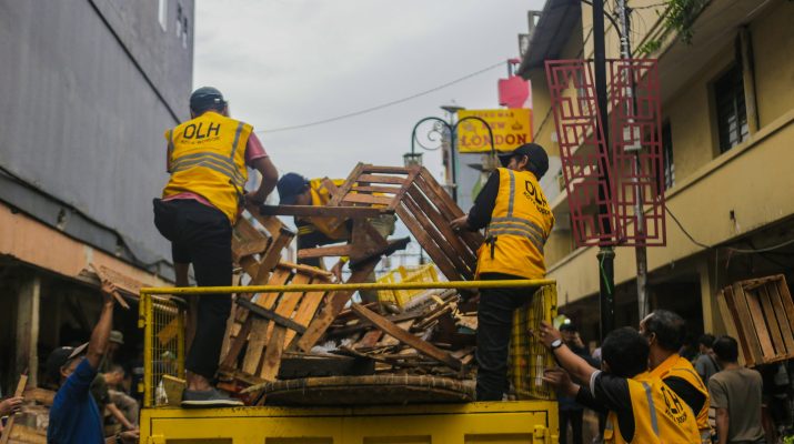 Rompi Kuning DLH Kota Bogor Bersihakan Sampah Pasar di Jumsih
