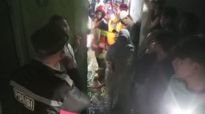 Evakuasi Damkar terhadap korban kebakaran di Babakan Sirna Bogor