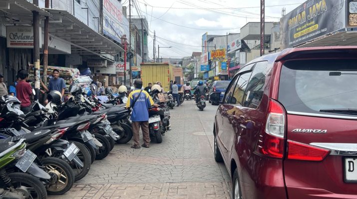 Parkir di Jalan Surya Kencana
