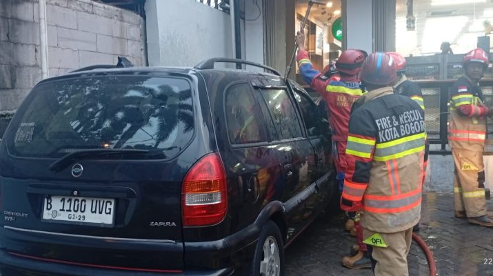 Evakuasi Damkar Kota Bogor pada Mobil Terbakar