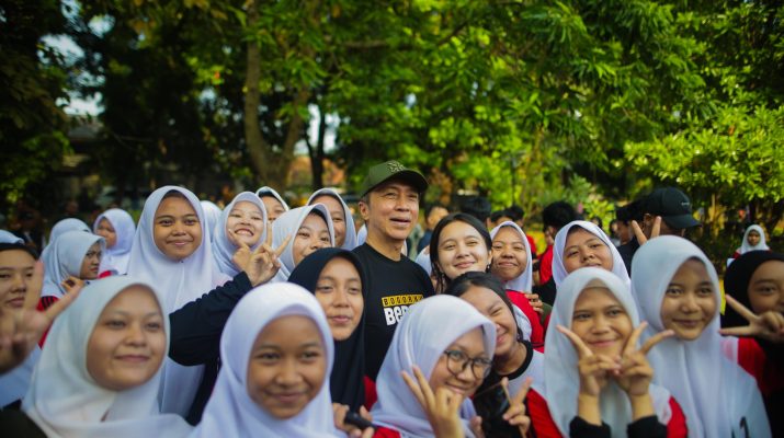 Wali Kota Bogor Dedie Rachim (tengah)