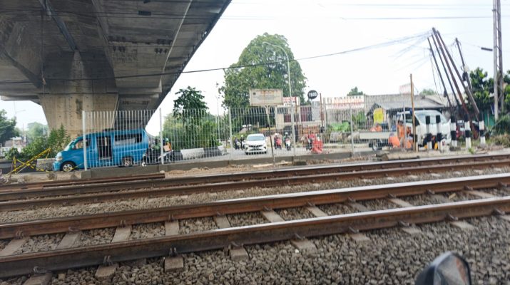 Pemasangan Pagar Pembatas di Jalur Lintasan KRL area Kebon Pedes