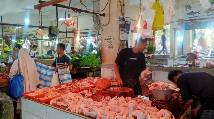 Pedagang ayam di Pasar Jambu Dua