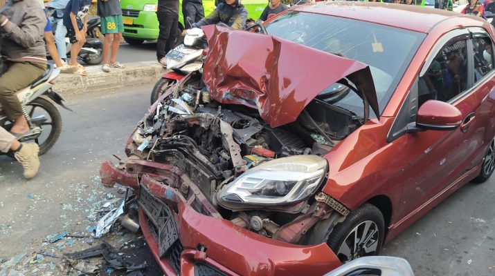 Kecelakaan Beruntun di Jalur Perlintasa Kereta Area Kebon Pedes