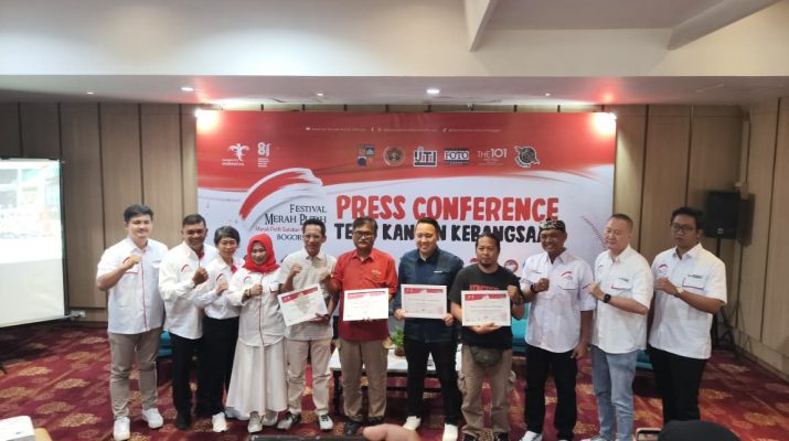 Catat! Ini Rangkaian Festival Merah Putih 2026 yang Digelar di Kota Bogor Bogor, Denting.id – Menyambut dan memeriahkan Peringatan Hari Ulang Tahun (HUT) ke-81 Republik Indonesia, Festival Merah Putih (FMP) 2026 bakal kembali mengibarkan semangat kebangsaan di Kota Bogor sepanjang bulan Agustus. Rangkaian kegiatan bernuansa nasionalisme, sosial, hingga budaya siap digelar selama satu bulan penuh, mulai 31 Juli hingga 30 Agustus 2026. Ketua Panitia FMP 2026, Syahril M. Said, menegaskan bahwa perhelatan tahunan ini dirancang sebagai wadah mempererat silaturahmi sekaligus memupuk jiwa kebangsaan di tengah masyarakat Bogor. "Festival Merah Putih bukan sekadar perayaan rutin tahunan, melainkan ikhtiar kita bersama untuk merawat nilai-nilai kebangsaan, mempererat silaturahmi, dan mengobarkan semangat nasionalisme di tengah masyarakat Kota Bogor," ujar Syahril M. Said. Kemeriahan agenda tahunan ini diawali dengan Opening Ceremony pada 31 Juli 2026. Selama sebulan penuh, dari tanggal 1 hingga 31 Agustus 2026, tradisi pengibaran dan penurunan bendera Merah Putih akan rutin dilaksanakan setiap hari pukul 07.00 WIB dan 17.00 WIB. Panitia FMP 2026 telah menyiapkan beragam agenda unggulan yang melibatkan berbagai lapisan masyarakat. Salah satu atraksi utama yang paling dinantikan warga Bogor, yakni Kirab Merah Putih bendera sepanjang 100 meter, dipastikan kembali melintasi rute ikonik kota dari Tugu Kujang, Otista, Juanda, Sudirman, hingga Pusdikzi pada 9 Agustus 2026. Jadwal lengkap rangkaian agenda Festival Merah Putih (FMP) 2026 31 Juli 2026: Opening Ceremony FMP 2026 1 Agustus 2026: Aksi Donor Darah Ke-90 1–31 Agustus 2026: Pengibaran dan Penurunan Bendera Merah Putih (pukul 07.00 & 17.00 WIB) 5 Agustus 2026: Bakti Sosial Yayasan Awam Bina Ama Sejati, Sedekah Tanam Pohon Alpukat di Rumah Ibadah/Tempat Sosial, serta Sosialisasi Sertifikasi Tanah Wakaf Rumah Ibadah 9 Agustus 2026: Kirab Merah Putih 100 Meter (Rute: Tugu Kujang – Otista – Juanda – Sudirman – Pusdikzi) 15 Agustus 2026: Turnamen Olahraga Padel Piala Sekretaris Jenderal Kementerian Pertahanan 17 Agustus 2026: Doa Bersama Lintas Agama di Tugu Kujang 18–21 Agustus 2026: Wisata Kebangsaan di Museum Balai Kirti (Kunjungan 1.000 Siswa/i SD/MI Sederajat) 21–23 Agustus 2026: Festival Kopi Legendaris di Lapangan Sempur 24–27 Agustus 2026: Wisata Perjuangan di Museum Monumen PETA (Kunjungan 1.000 Siswa/i SMP Sederajat) 28 Agustus 2026: Fashion Show Kids 29 Agustus 2026: Lomba Ketangkasan Baris Berbaris (LKBB) Merah Putih di Sekolah Vokasi IPB untuk tingkat SMP/SMA 30 Agustus 2026: Closing Ceremony di Lanud Atang Sendjaja di Bogor Syahril berharap seluruh elemen masyarakat Kota Bogor dapat berpartisipasi aktif dalam memeriahkan setiap gelaran kegiatan selama bulan kemerdekaan tersebut. Sesuai dengan jargon FMP yaitu "Dari Bogor untuk Indonesia" mengajak para awak media serta masyarakat untuk sama-sama memeriahkan FMP juga agar bisa di kenal hingga rana Nasional maupun Internasional. "Kami mengundang seluruh warga Bogor untuk hadir dan menjadi bagian dari momentum bersejarah ini. Mari kita merah-putihkan Bogor bersama-sama," pungkasnya.