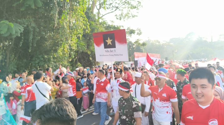 Semarak Kirab Merah Putih, 5 Bendera Raksasa Dibentangkan Ribuan Peserta