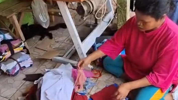 keluarga Susanah, tengah lakukan pekerjaan dengan menjahit kain bekas