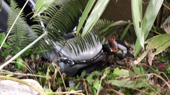 Sopir Mengantuk, Taksi Online Berpenumpang Terjun ke Jurang 10 Meter di Jalan Raya Cilebut