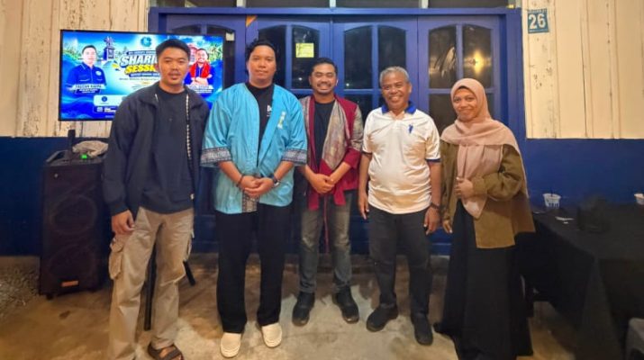 Amsal Sitepu bersama Ketua GEKRAFS Banggai Laut Fauzan Kaepa, Kabid Kebudayaan Dinas Pariwisata dan Kebudayaan Banggai Laut Syarif Uda’a, serta pengurus Yayasan Banggai Berdampak dalam agenda sharing session ekonomi kreatif di Banggai Laut. Foto: Berdikari