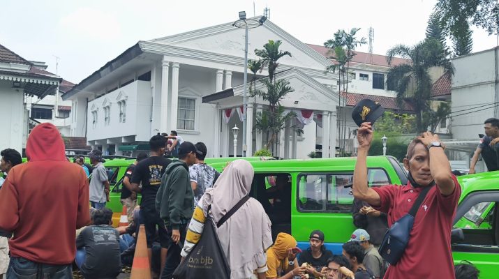 1. Kendaraan angkot yang sudah direduksi agar tetap beroperasi karena telah menjalani program Pemkot terkait pengurangan angkot. 2. Peremajaan angkot tetap dijalankan dan tidak ditutup sesuai dengan Perwali No 11 Tahun 2024. 3. Pemberian kompensasi kepada para pemilik angkot yang usia teknisnya di atas 20 tahun apabila dilarang beroperasi. 4. Izin trayek angkot tidak dimatikan dan dapat diperemajakan di kemudian hari. 5. Penghentian penertiban angkot usia teknis 20 tahun sebelum ada solusi pasti dari Pemkot Bogor. 6. Memberikan ruang diskusi kepada seluruh elemen masyarakat terkait penataan angkutan umum. 7. Menolak rencana leveling karena dinilai merugikan pemilik dan pengemudi angkutan kota.