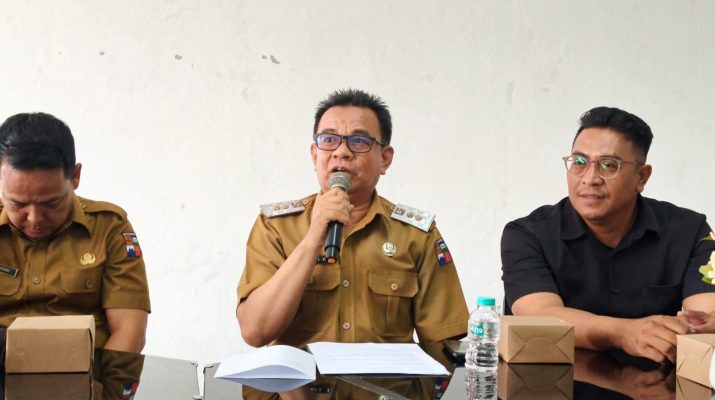 Lurah Curug Mekar, Yudi Cundiana, memaparkan secara komprehensif progres pembangunan tersebut di hadapan media
