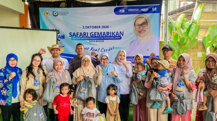 Bantu Cegah Stunting, Ibu Hamil dan Balita di Balumbangjaya Dapat Ikan Beku
